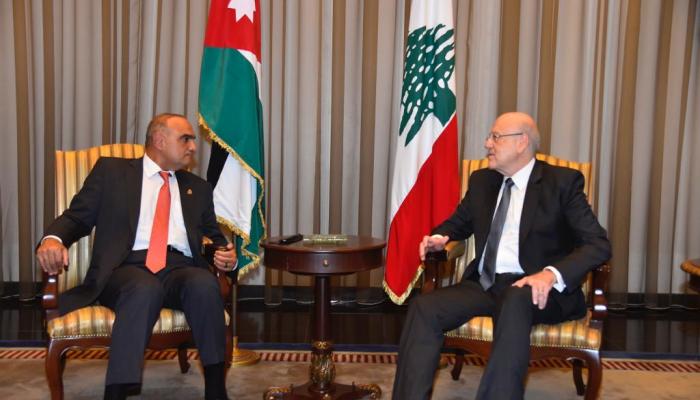 ميقاتي يلتقي الخصاونة في مطار بيروت