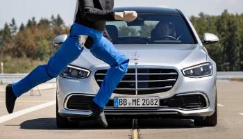 مرسيدس تسعى لمنع سياراتها من الاصطدام بالناس