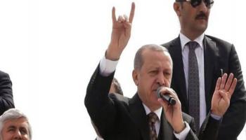 أردوغان وهو يلوح بإشارة "الذئاب الرمادية"