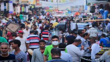 يمنيون في أحد شوارع العاصمة المؤقتة عدن