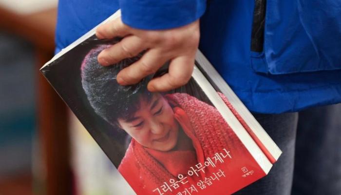 رئيسة كوريا الجنوبية السابقة تدافع عن نفسها في كتاب