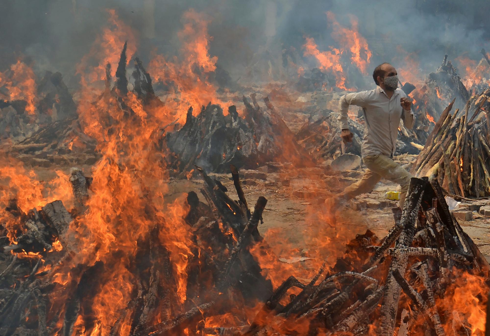  سوزاندن اجساد قربانیان کووید-۱۹ در هند