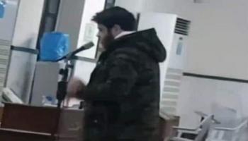 أدهم نابلسي يؤم المصلين في أحد المساجد