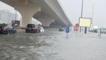 مياه الأمطار تغمر أحد الشوارع في الكويت 