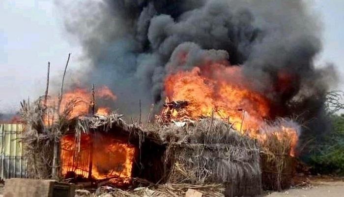 منازل المدنيين أحرقتها مليشيا الحوثي بالحديدة