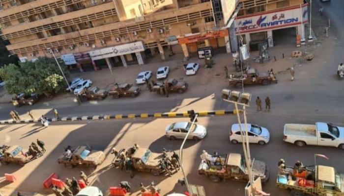 عربات عسكرية تجوب شوارع الخرطوم