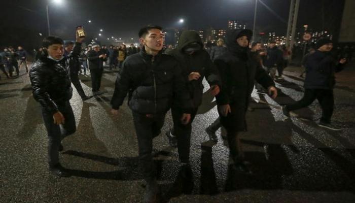 أزمة متصاعدة.. مطار كبرى مدن كازاخستان بقبضة المتظاهرين