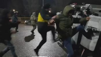 متظاهرون يصطدمون بقوات الشرطة في كازاخستان