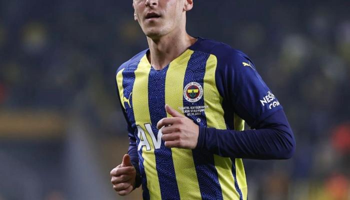 Fenerbahçe taraftarı heyecanlı! Yeni teknik direktör için Mesut Özil devreye girdi
