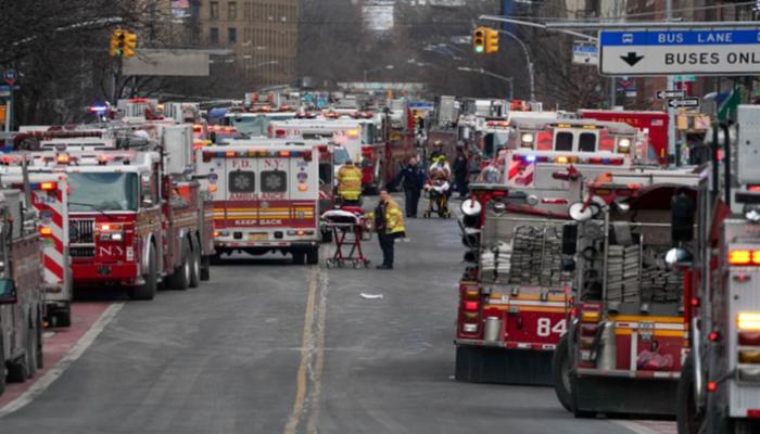 سيارات إطفاء في موقع حريق مبنى سكني بنيويورك