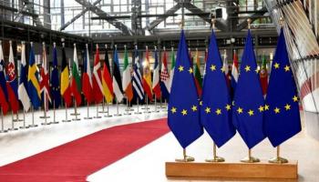 أعلام الاتحاد الأوروبي وخلفها أعلام الدول الأعضاء