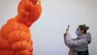 L’artiste  américain Kaws installe ses toiles pop et ses sculptures colorées à la Serpentine Gallery
