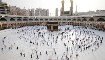 تباعد أثناء الطواف في المسجد الحرام