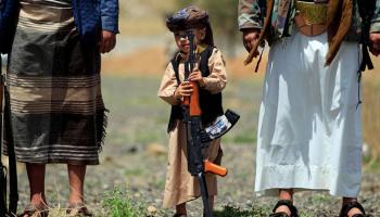 طفل يحمل سلاحًا عليه شعار الحوثي - أرشيفية