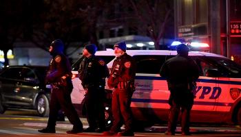 عناصر شرطة نيويورك في موقع الحادث