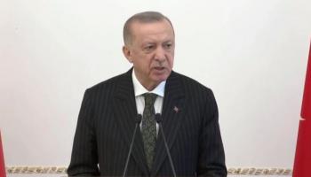 الرئيس التركي رجب طيب أردوغان خلال إلقاء كلمته في الاجتماع