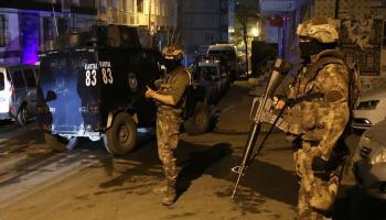 عناصر من قوات الأمن التركية خلال مداهمة منازل المطلوبين