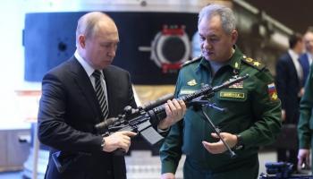بوتين ووزير الدفاع الروسي في معرض للأسلحة- أرشيف