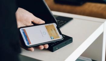 أبل تعتزم إطلاق خدمة تحويل هواتفها لجهاز دفع إلكتروني