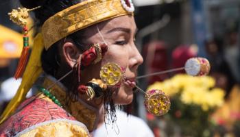 Thaïlande : Les fidèles religieux de phuket reprennent le rituel sacré pour célébrer le festival végétarien