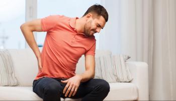 شخص مصاب بآلام الظهر - أرشيفية