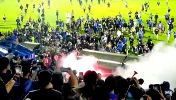 ویدئو | درگیری خونین تماشاگران در ورزشگاه اندونزی