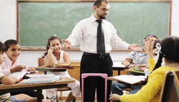 معلم وسط تلاميذه - أرشيفية