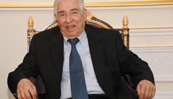 محمد باقر نمازي بعد وصوله مسقط (وكالة الأنباء العمانية)