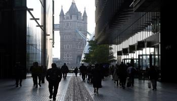 عمال يسيرون باتجاه تاور بريدج في لندن - رويترز
