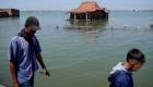 الفيضانات تودي بحياة 3 طلاب في مدرسة بإندونيسيا