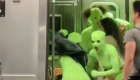 ویدئو | حمله عجیب زنان سبزپوش به مردم در متروی نیویورک