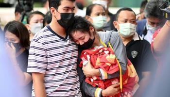 Tragédie de la crèche en Thaïlande... Des parents désemparés déposent des roses blanches