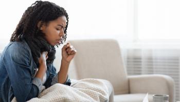 فتاة مصابة بألم في الحلق - تعبيرية