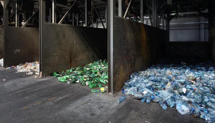 Puy-de-Dôme : Des déchets plastiques retrouvés à proximité d'une ancienne  usine de Volvic