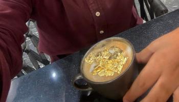 كوب "كابتشينو" بالذهب