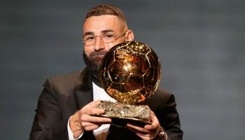 كريم بنزيما مع الكرة الذهبية