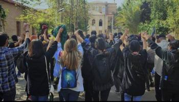 Görüntüler Tahran Sanat Üniversitesi’nden; protestocu öğrenciler tepkilerini dansla ortaya koyuyorlar.