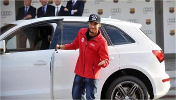 نيمار دا سيلفا يستقل أحد سياراته