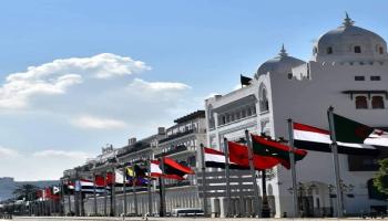 أعلام الدول العربية تزين شوراع الجزائر 