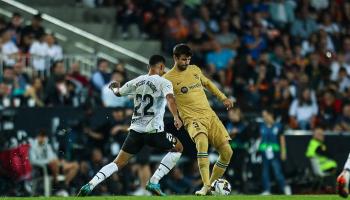جيرارد بيكيه مدافع برشلونة ضد فالنسيا