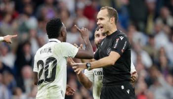 لاعبو ريال مدريد مع حكم مباراة جيرونا