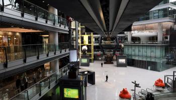  صالة عرض تسلا داخل مركز باركفيو جرين للتسوق في بكين