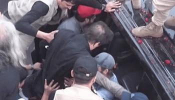لحظة نقل عمران خان إلى أحد المستشفيات