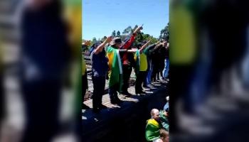 برازيليون يؤدون تحية النازية