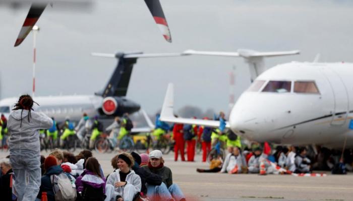 Pays-Bas: les militants écologistes ciblent cette fois les jets privés à l'aéroport d'Amsterdam ! 