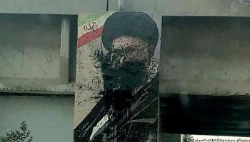 محتجون يشوهون صورا لخامنئي