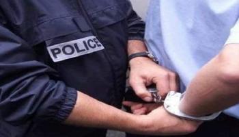 شرطي يقيد أحد الأشخاص