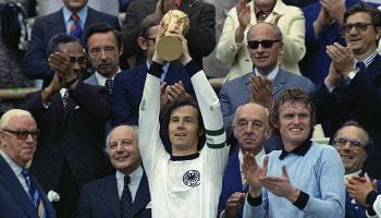 فرانز بيكنباور يحمل كأس العالم