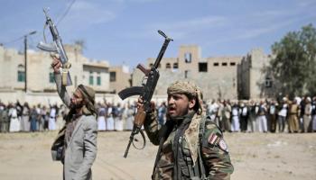 عنصران من مليشيات الحوثي يرفعان السلاح وسط حشد من أنصارهما - أرشيفية