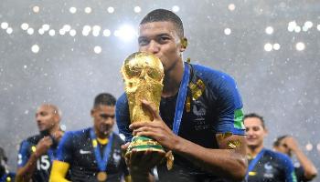 كيليان مبابي يحمل كأس العالم